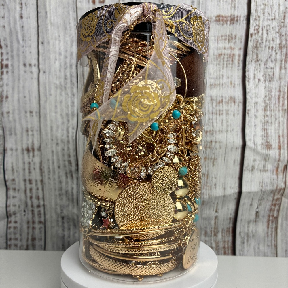 Mystery Treasure  32 oz Jar - Lot 0232